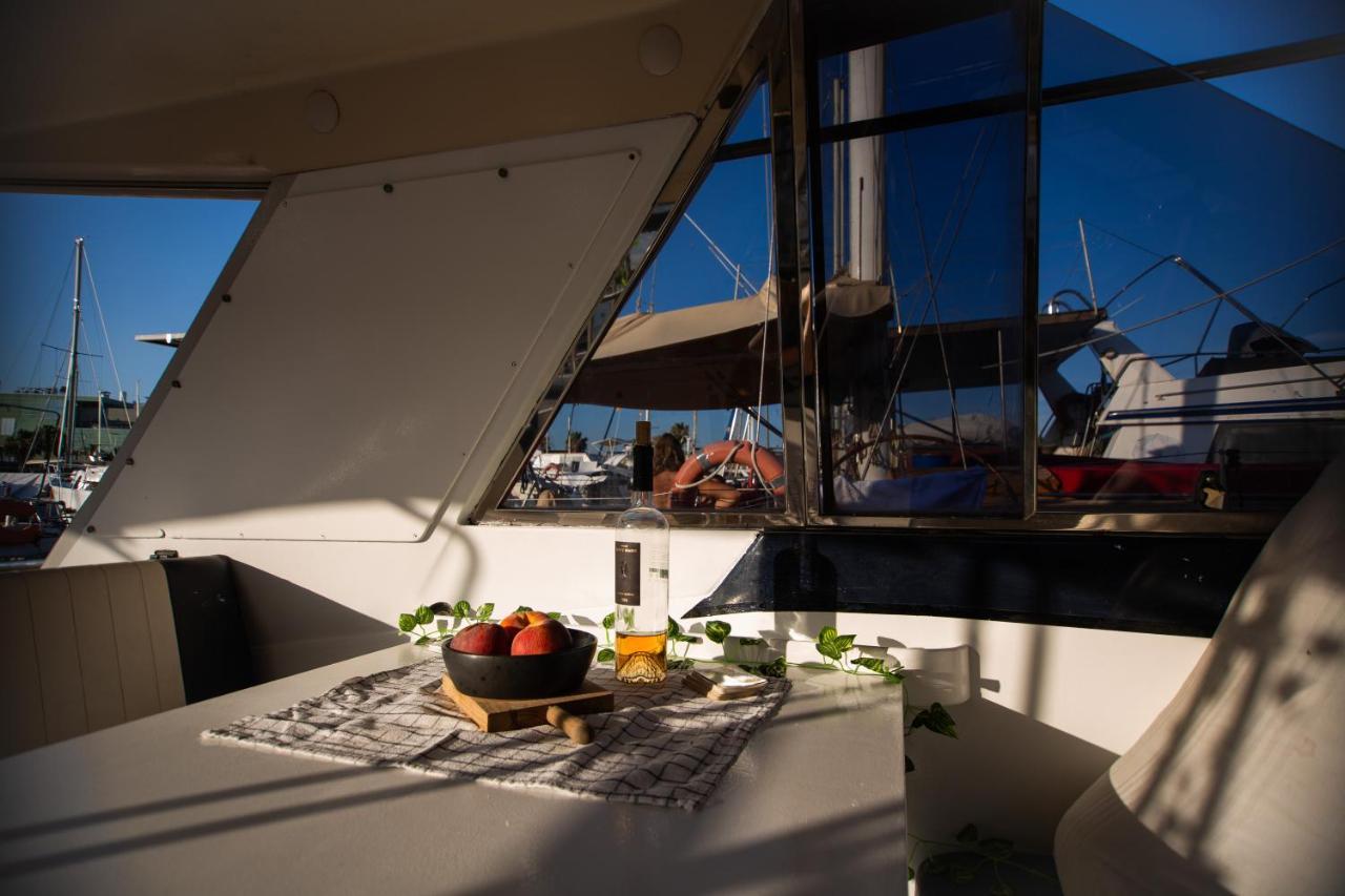 Magno II Boat Sant Adria de Besos Exterior foto